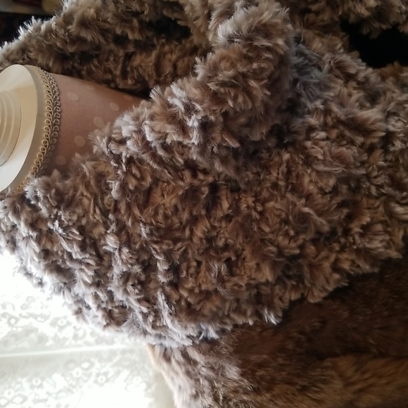 Hand knit scarf of faux fur yarn - Picture 2 of 5
